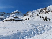 19 Baita ben inbacuccata di neve con bella vista sul Monte Cavallo a sx e Siltri a dx